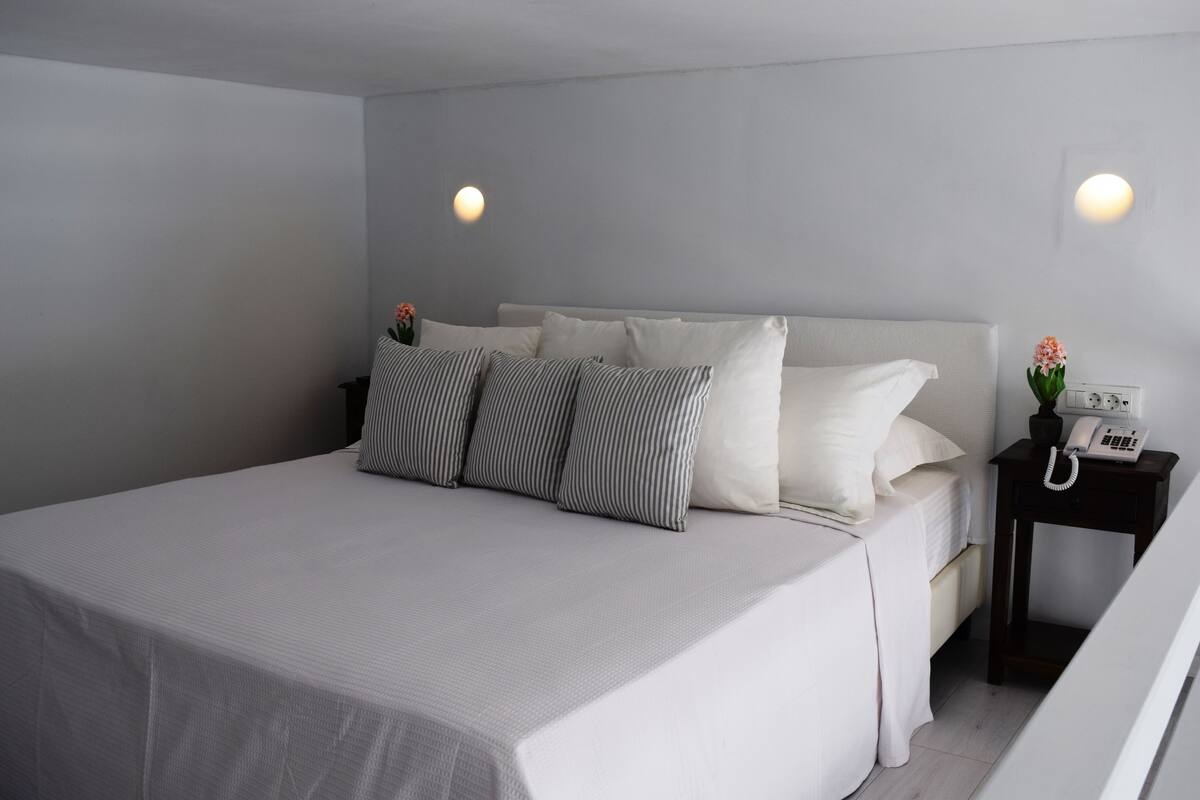 Traditional Mykonian Loft | Bộ đồ giường cao cấp, chăn bông, nệm Select Comfort, minibar