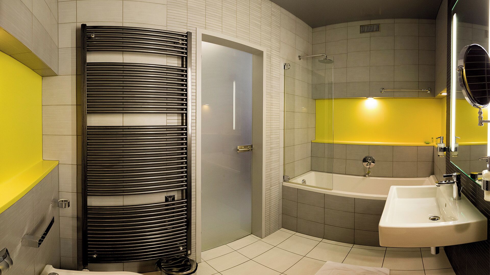 deluxe apartment | bathroom | combined shower/bathtub, free toiletries, hair dryer, bathrobes