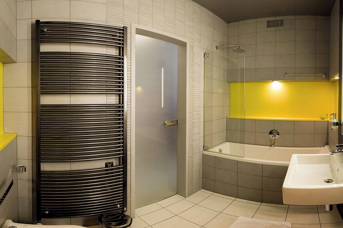 deluxe apartment | bathroom | combined shower/bathtub, free toiletries, hair dryer, bathrobes