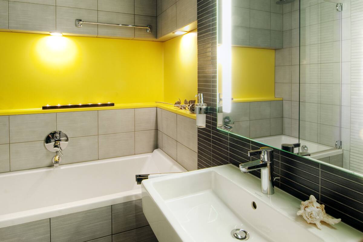 combined shower/bathtub, free toiletries, hair dryer, bathrobes