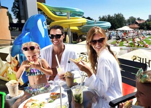 Petit déjeuner et déjeuner servis sur place, spécialités Cuisine locale