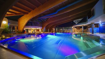 4 piscinas techadas, 3 piscinas al aire libre