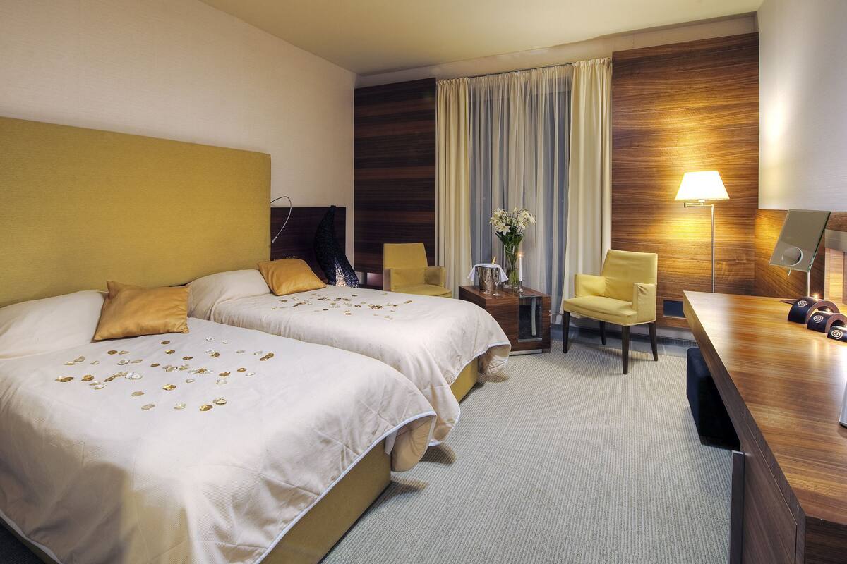 1 bedroom, hypo-allergenic bedding, minibar, in-room safe