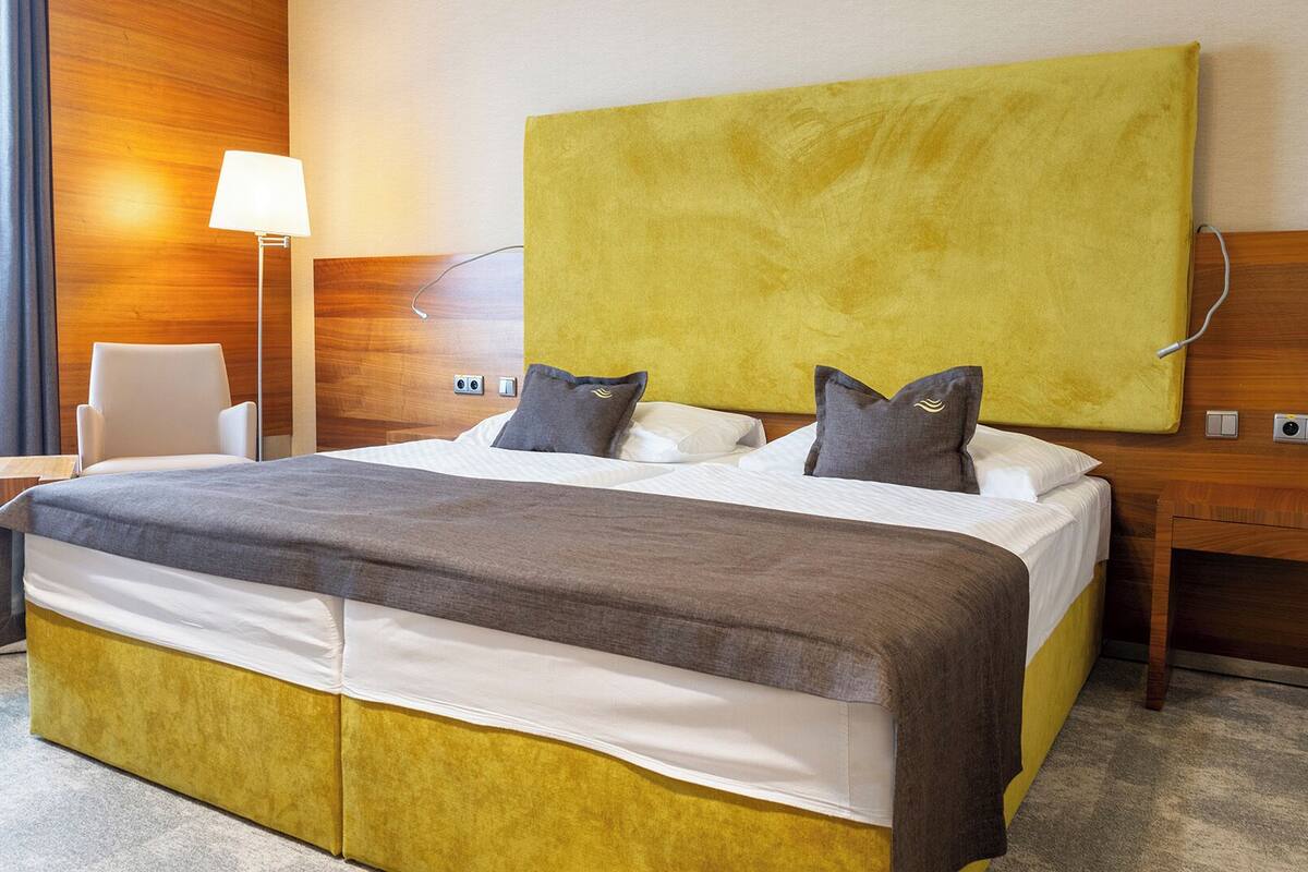 deluxe apartment | 1 bedroom, hypo-allergenic bedding, minibar, in-room safe