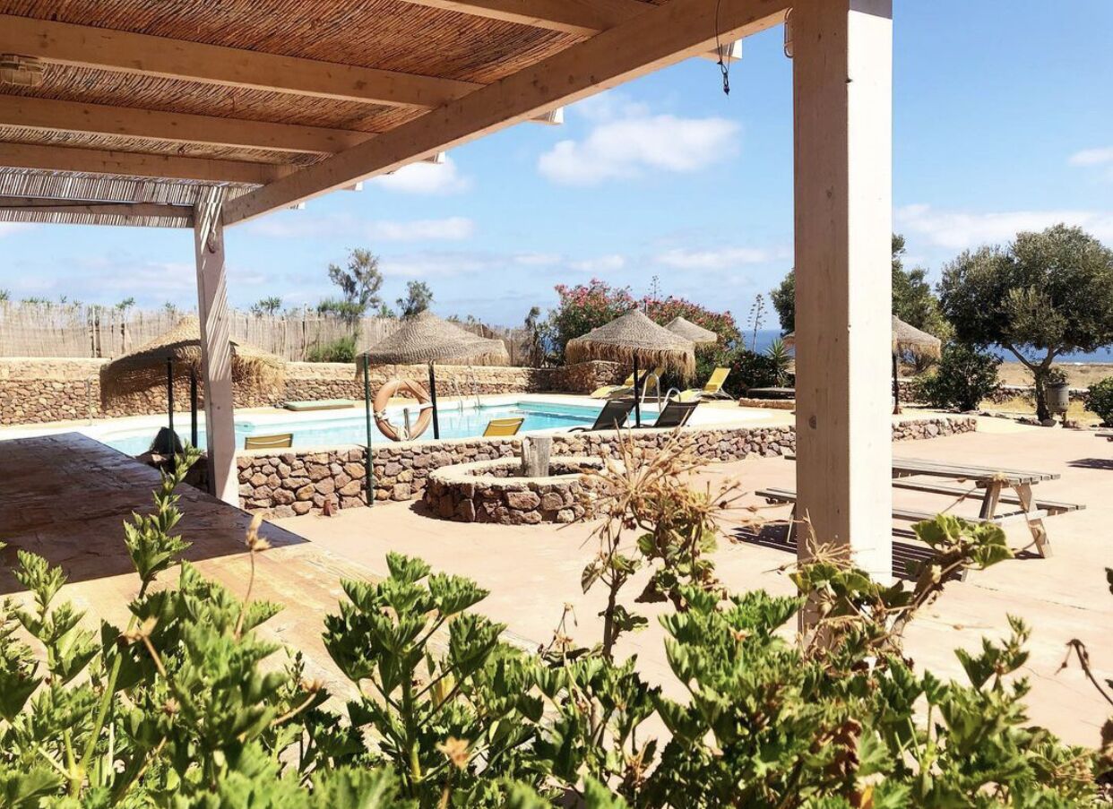 Piscine extérieure (ouverte en saison), parasols de plage