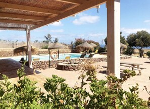 Piscine extérieure (ouverte en saison), parasols de plage