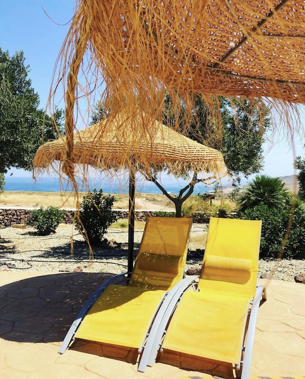 Piscine extérieure (ouverte en saison), parasols de plage