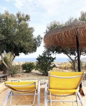 Una piscina al aire libre de temporada (de 09:00 a 21:00), sombrillas
