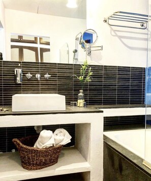 Bureau, literie fournie