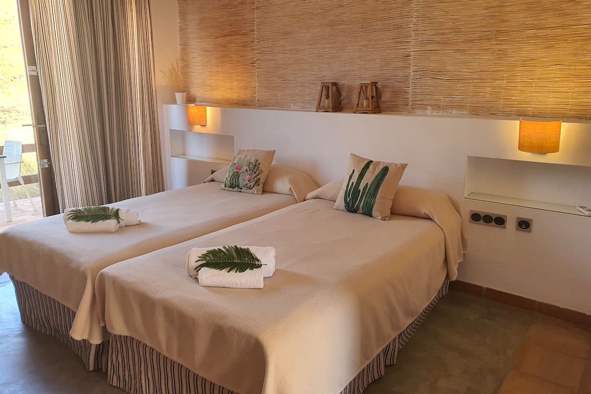 double room | desk, bed sheets