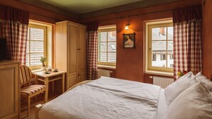 A bedroom with a bed, a desk, and a chair. There are windows with curtains and a wall-mounted light. - Vitranc (Kranjska Gora)