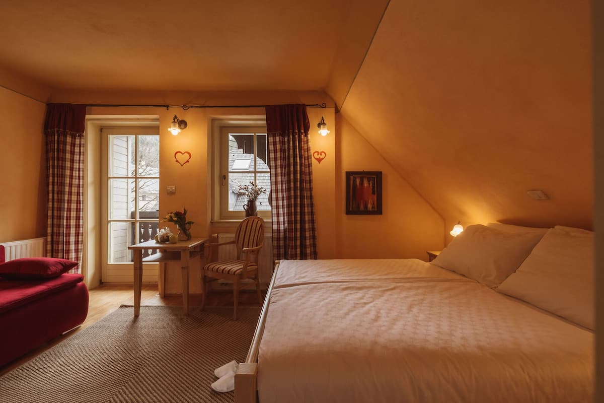 deluxe room | desk, free wifi, bed sheets