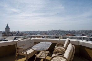 Presidential-rum - 1 queensize-säng - icke-rökare - havsutsikt | Utsikt mot staden