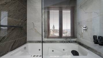 Chambre Présidentielle, 1 grand lit, non-fumeurs, vue mer | Salle de bain | Articles de toilette gratuits, sÚche-cheveux, chaussons