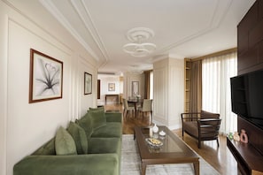 Suite junior, para no fumadores | Ropa de cama de alta calidad, edredón, camas Select Comfort y minibar
