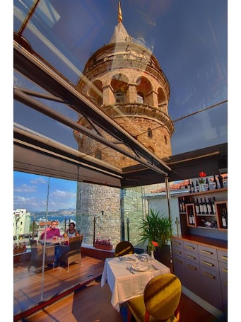 Breakfast, lunch, dinner served; international cuisine, alfresco dining