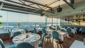 Se sirven desayunos y almuerzos, restaurante con mesas al aire libre