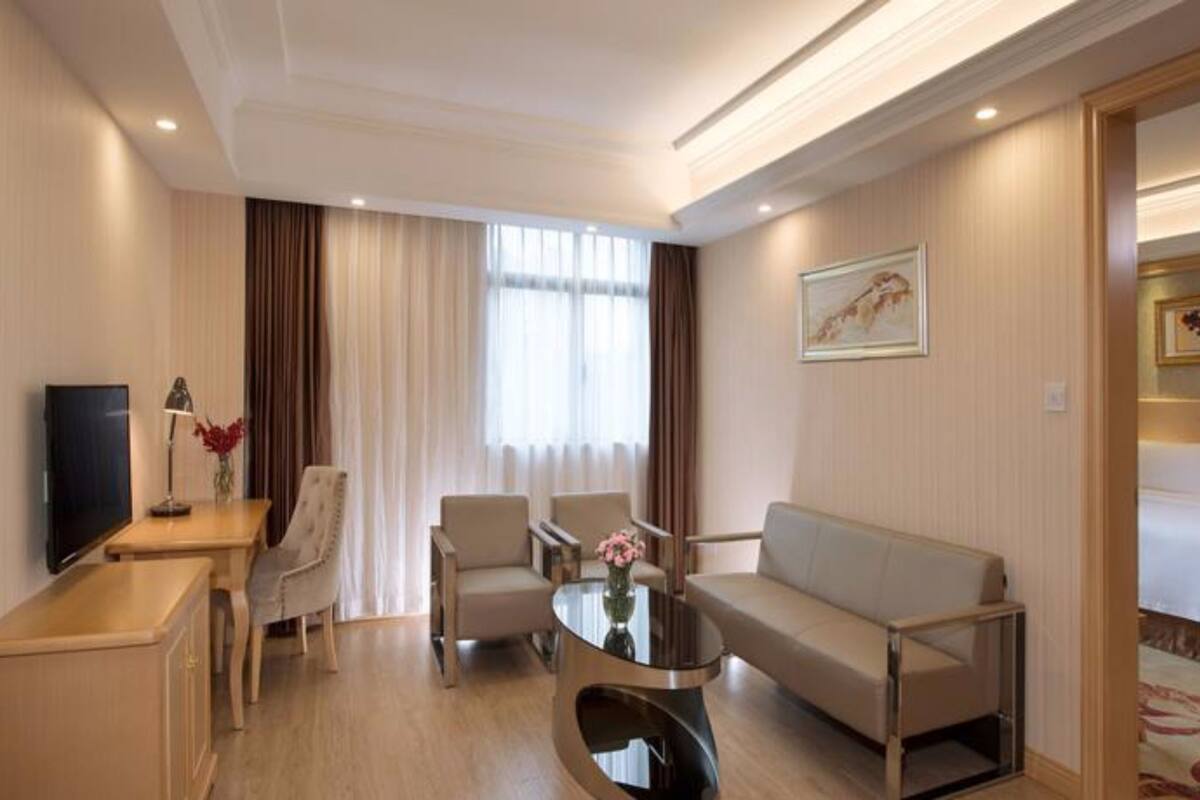 Executive Suite | Living area | 42-inch LCD TV with digital channels, TV, pay movies