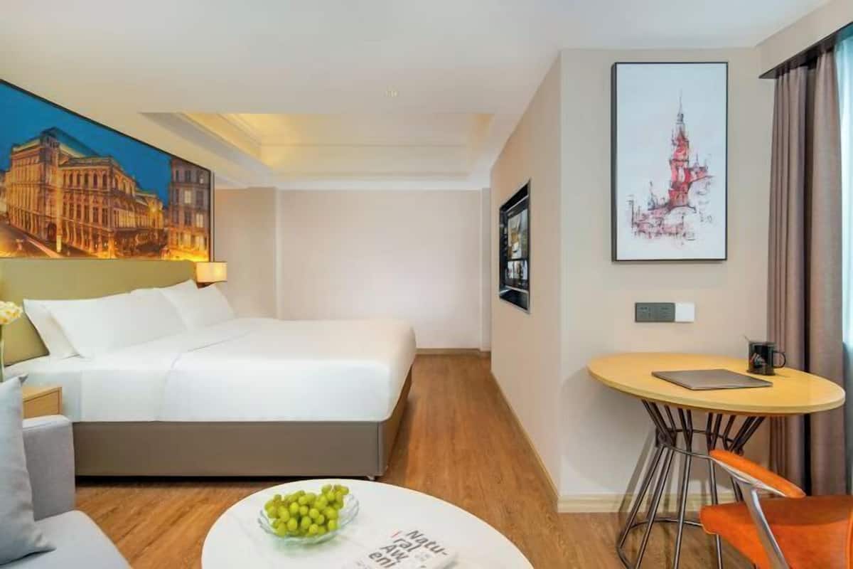 Premium bedding, minibar, in-room safe, desk