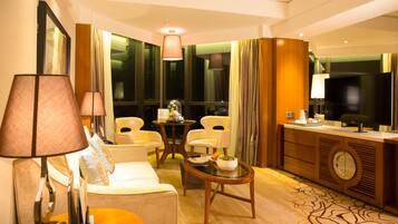 Executive Business King Room | Living area | Plasma TV