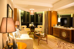 Executive Business King Room | Living area | Plasma TV