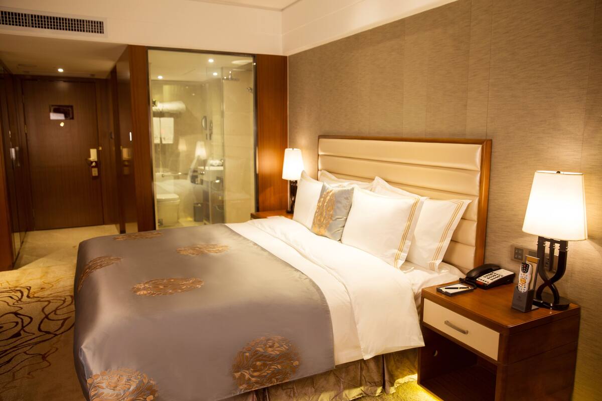 1 bedroom, premium bedding, minibar, in-room safe