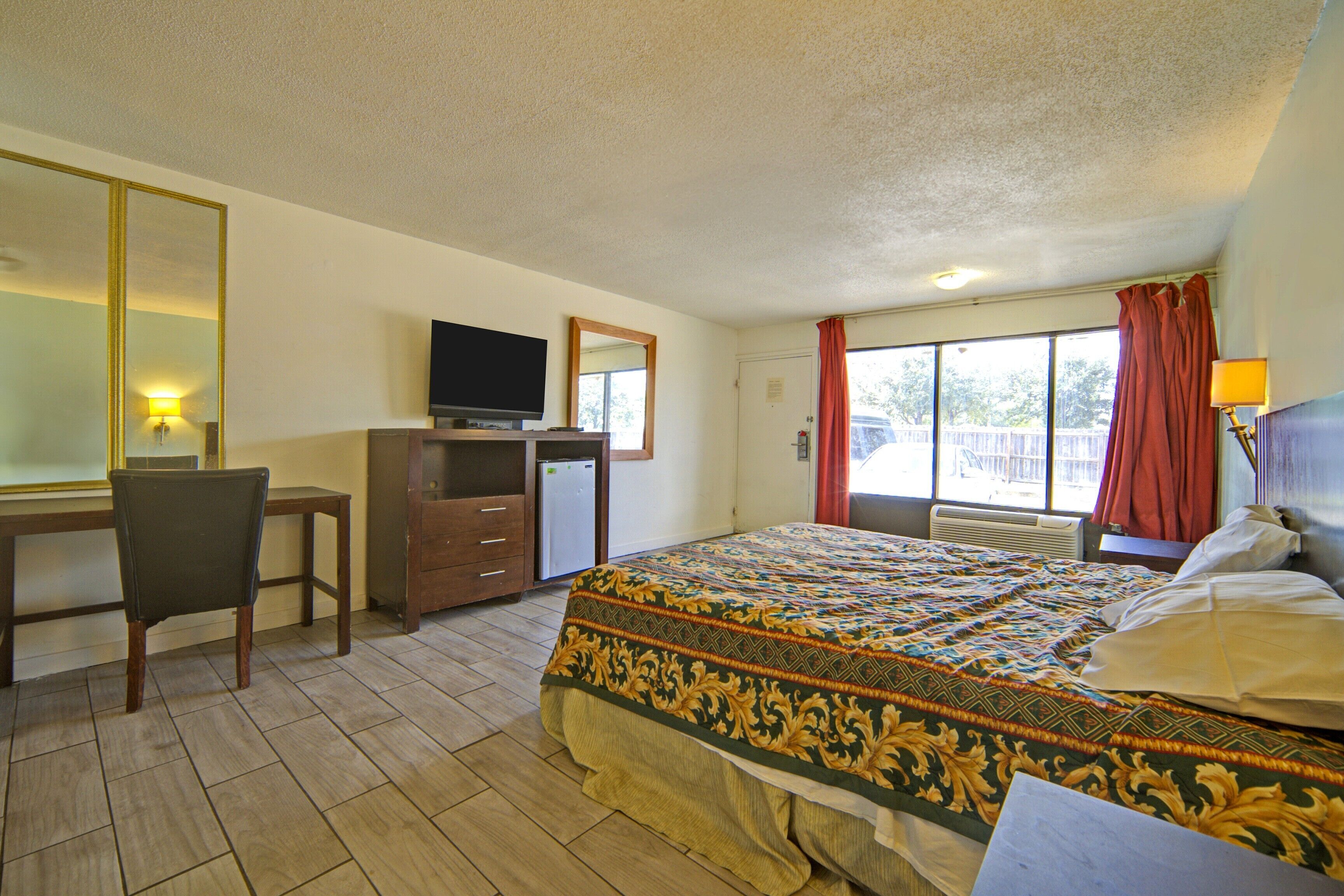 Room, 1 King Bed, Non Smoking | In-room safe, desk, free WiFi, bed sheets