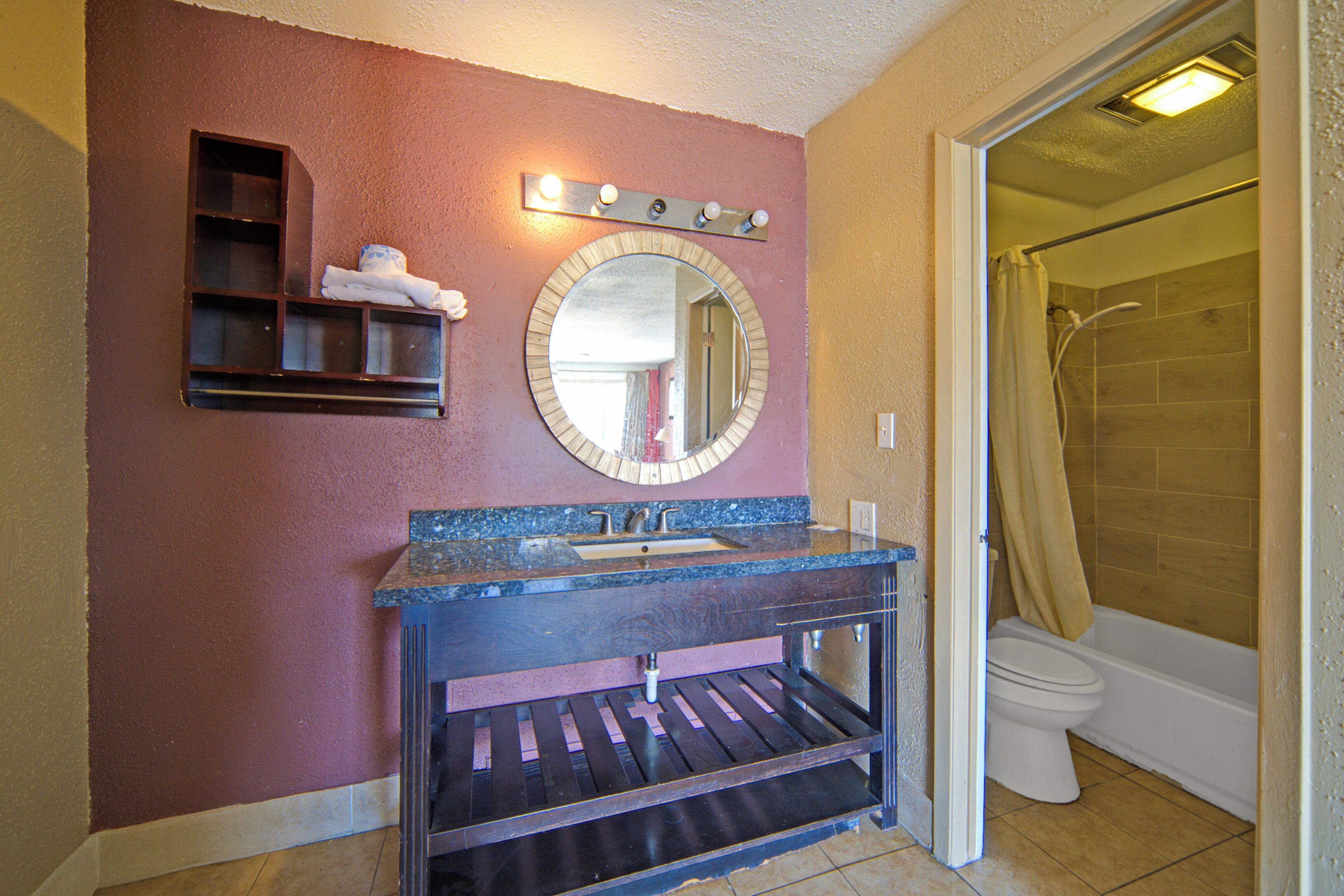 Room, 1 Queen Bed, Non Smoking | Bathroom | Free toiletries, towels