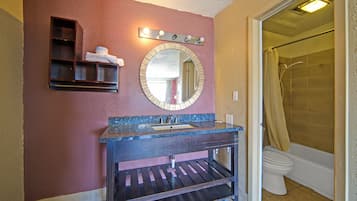 Room, 1 Queen Bed, Non Smoking | Bathroom | Free toiletries, towels