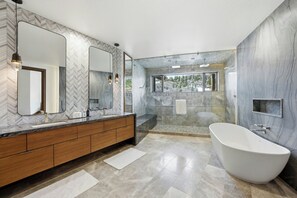 Presidential-Zimmer, 5 Schlafzimmer, Balkon | Badezimmer | Badewanne und Dusche (separat), kostenlose Toilettenartikel