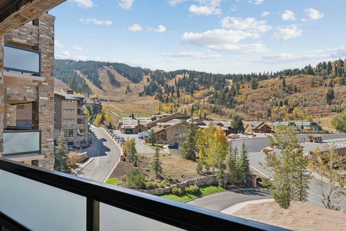 Egyptian cotton sheets, premium bedding, down comforters, pillowtop beds