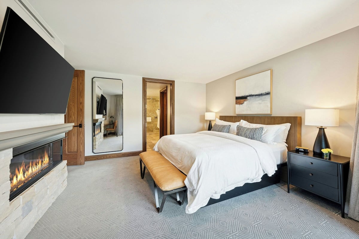 Room, 1 King Bed, Fireplace | Egyptian cotton sheets, premium bedding, down comforters, pillowtop beds