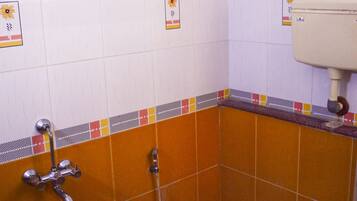 Shower, rainfall showerhead, free toiletries, towels