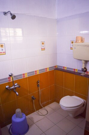 Douche, douche à « effet pluie », articles de toilette gratuits