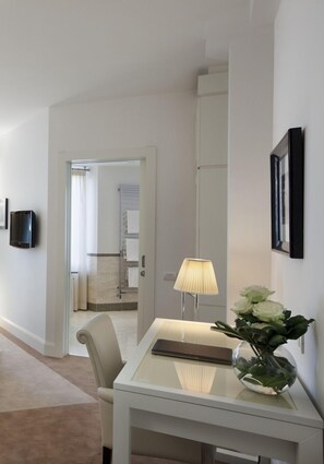 Luxe beddengoed, donzen dekbedden, een minibar, een kluis op de kamer