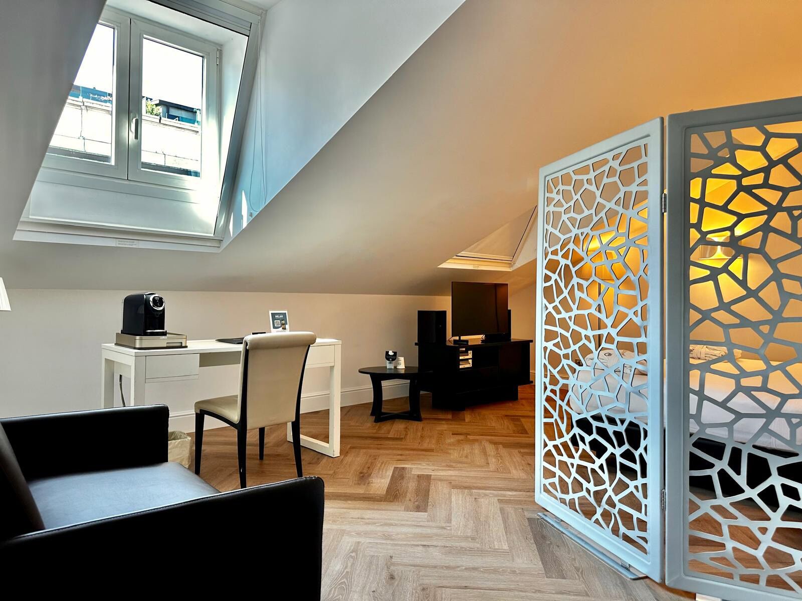 أغطية فراش متميزة وألحفة محشوة بالريش وخزنة داخل الغرفة ومكتب