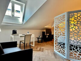 주니어 스위트 (Double | with Rollaway Bed) | 고급 침구, 오리/거위털 이불, 객실 내 금고, 책상