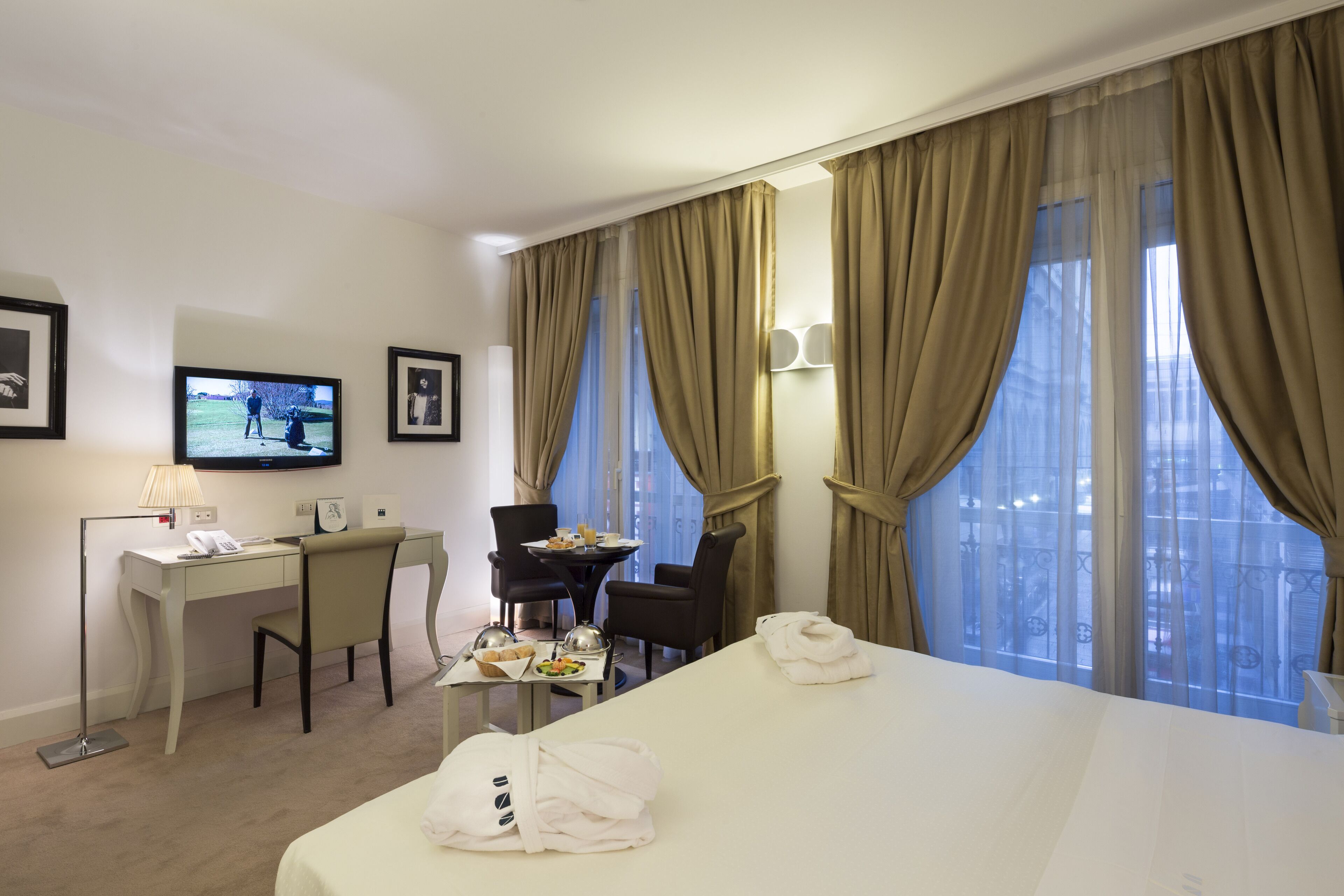 premium bedding, down duvets, in-room safe, desk