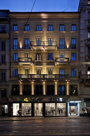 A multi-story building with balconies and a storefront. - Maison Milano UNA Esperienze (Milan)