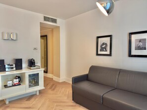 Junior suite (Double | with Rollaway Bed) | Luxe beddengoed, donzen dekbedden, een minibar, een kluis op de kamer