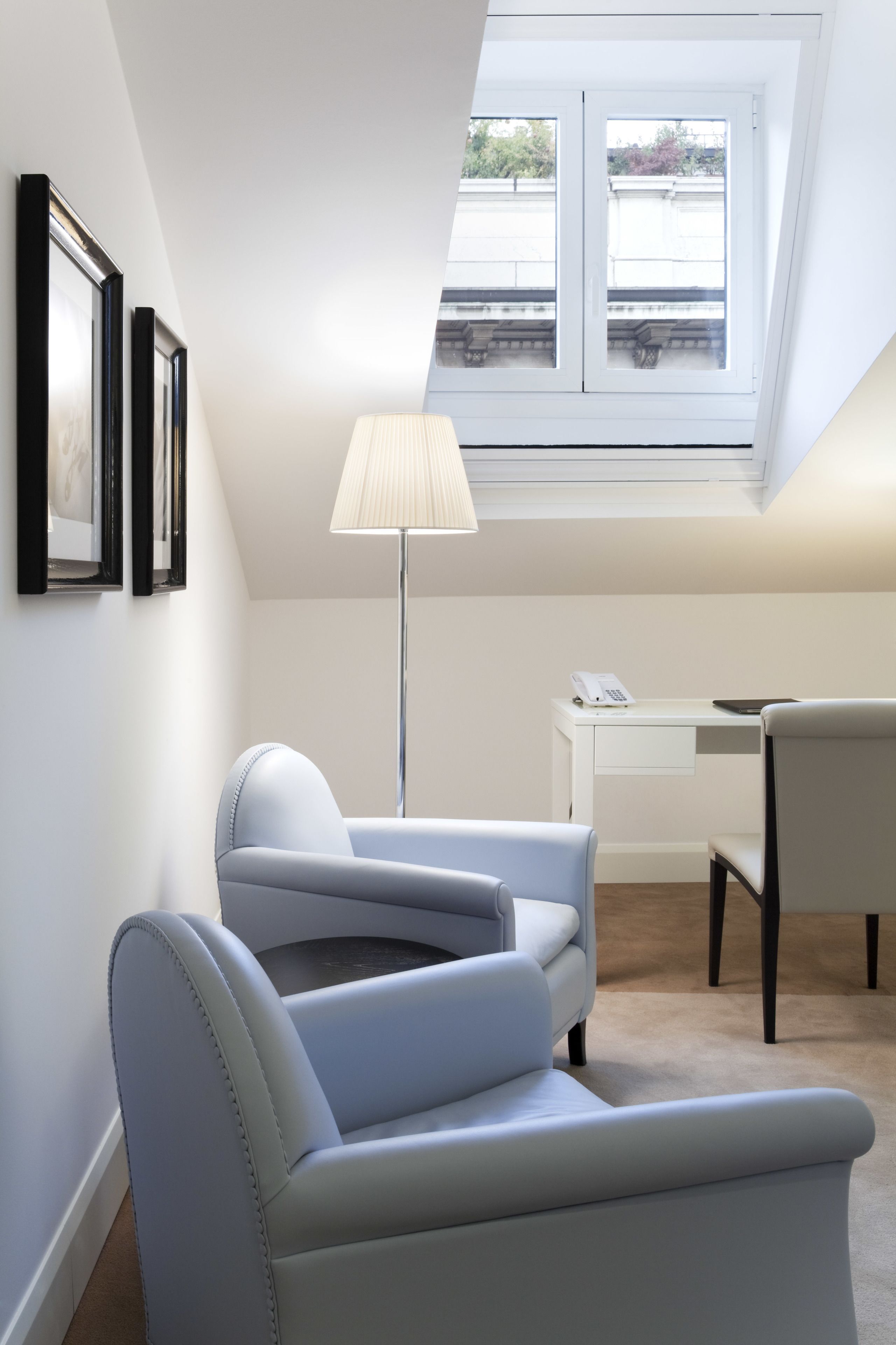 premium bedding, down duvets, in-room safe, desk