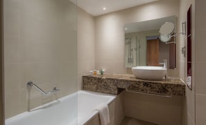A modern bathroom with a bathtub, a sink, and a shower. - Hilton Liverpool City Centre (Liverpool)