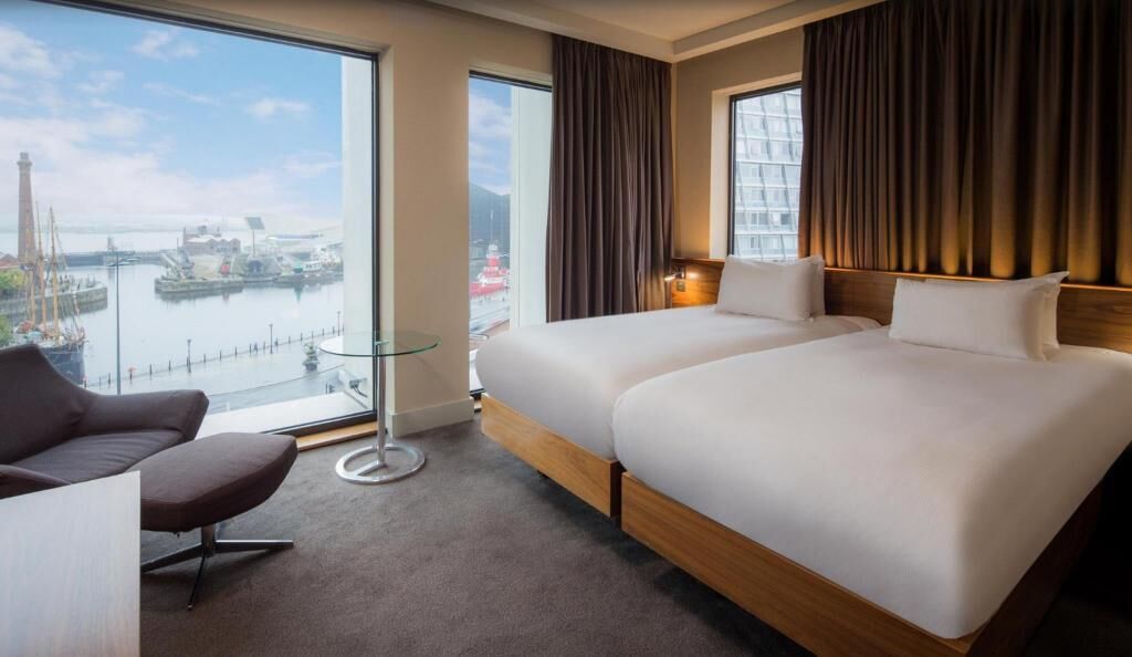 客房内保险箱、办公桌、笔记本电脑工作区、遮光窗帘