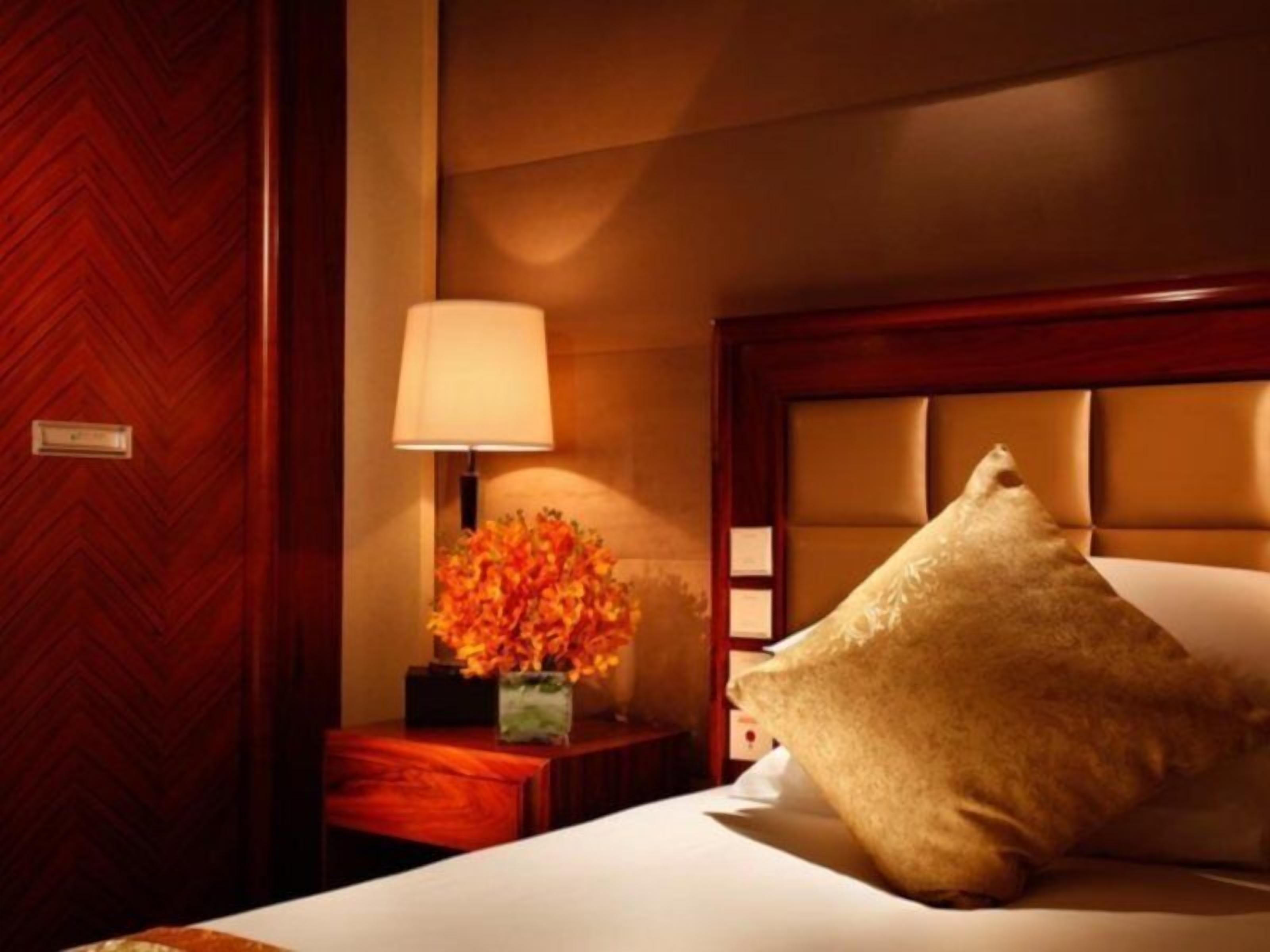 minibar, in-room safe, desk, blackout curtains