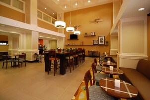 Café da manhã com buffet grátis todos os dias