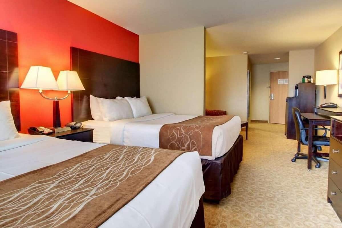 Camas con pillow-top, escritorio y tabla de planchar con plancha