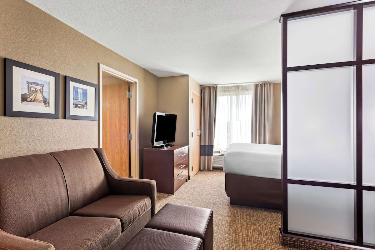 pillow-top beds, desk, iron/ironing board, free cots/infant beds