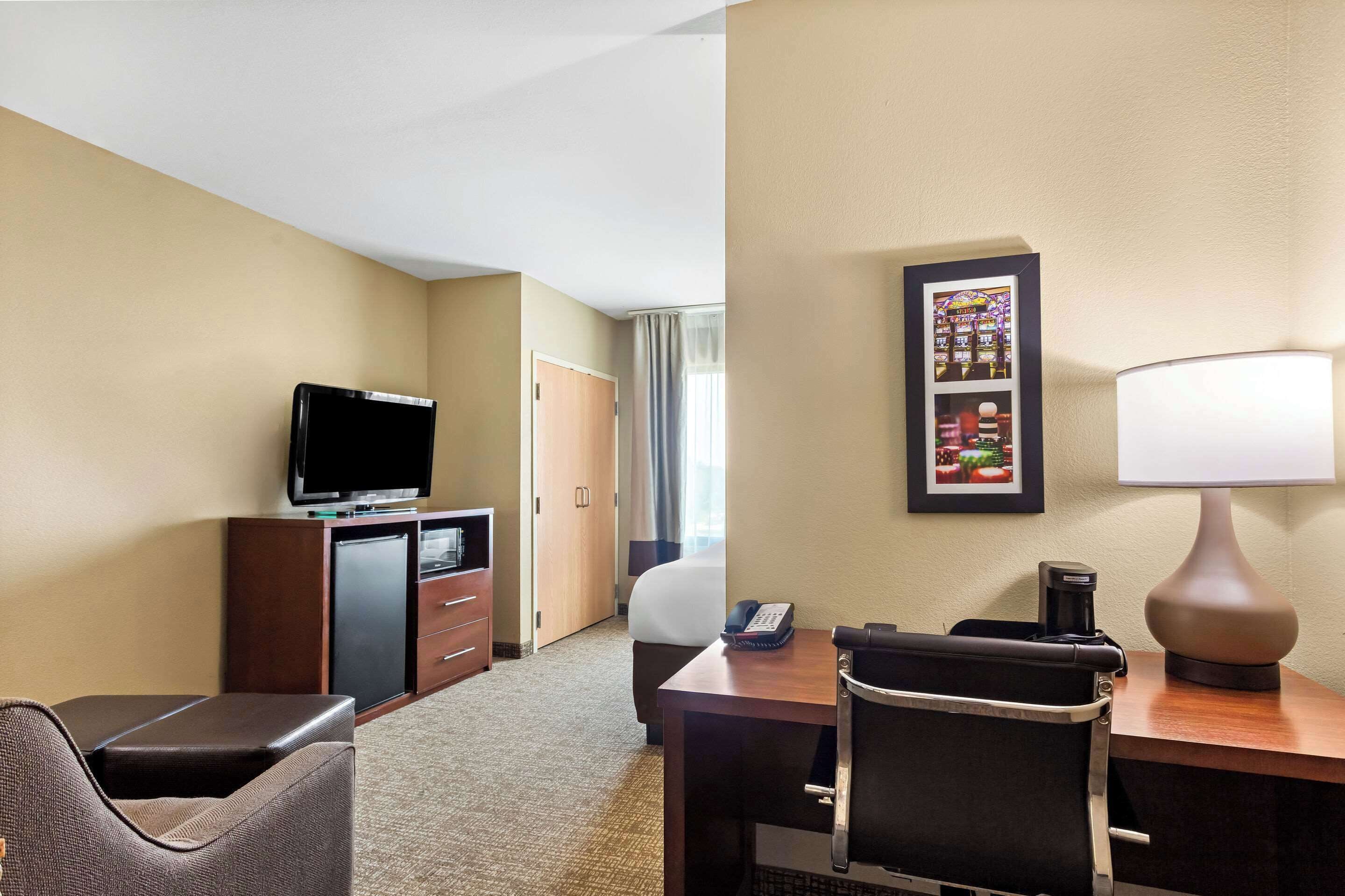 Nệm có lớp đệm bông, bàn, bàn ủi/dụng cụ ủi quần áo 