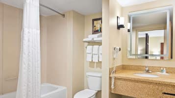 Un baño con bañera, inodoro y lavamanos.