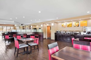 Free daily buffet breakfast - Comfort Suites Gulfport Central (Gulfport)